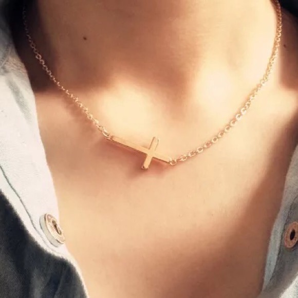 🎉 NWT Gold Plated Cross Pendant Necklace - Picture 2 of 4